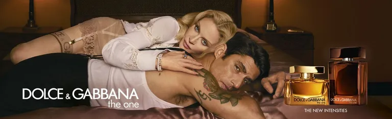 Dolce&Gabbana The One: man en vrouw liggend op een bed naast twee flessen The One