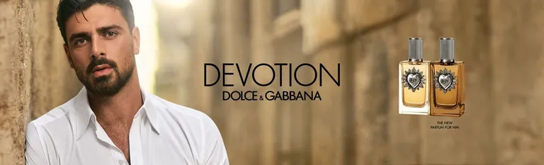 Dolce&Gabbana Devotion: man in wit overhemd naast twee flessen Devotion parfum voor hem